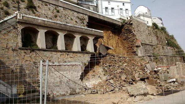 Derrumbe do muro onde estaba a Lonxa Vella de Malpica 2 Derrumbe do muro onde estaba a Lonxa Vella de Malpica