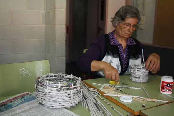 Os maiores de Ponteceso facendo cesteria en papel Os maiores de Ponteceso facendo cesteria en papel