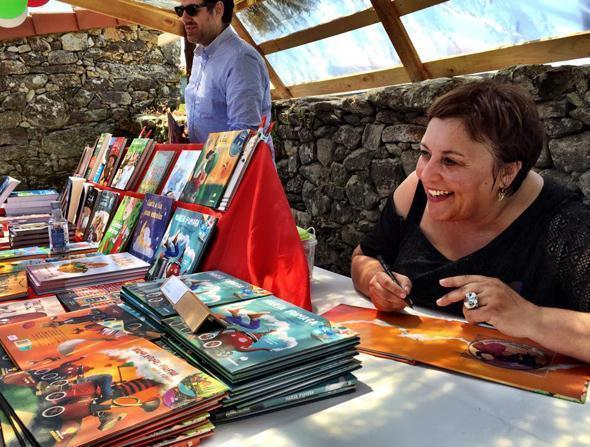 Festiletras 2015-Uxia asinando o seu Marua Fumaca Festiletras 2015-Uxía asinando o seu María Fumaça