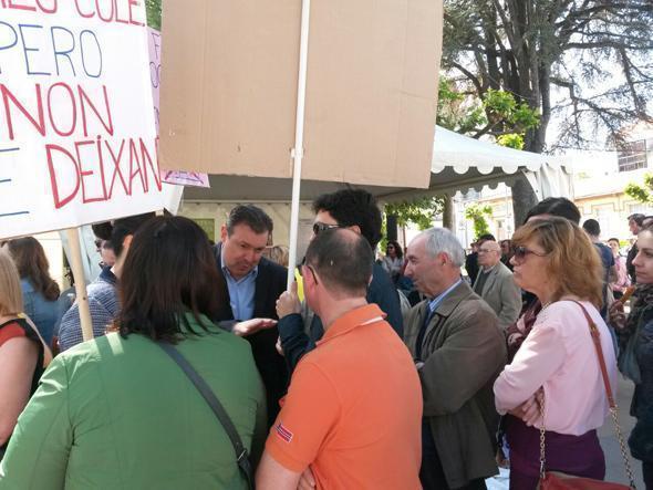 Os pais afectados pola non escolarizacion dos seus nenos no mitin do PP Os pais afectados pola non escolarizacion dos seus nenos no mitin do PP
