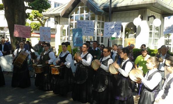 Os pais afectados pola non escolarizacion no Fogar na festa das letras de Carballo Os pais afectados pola non escolarizacion no Fogar na festa das letras de Carballo