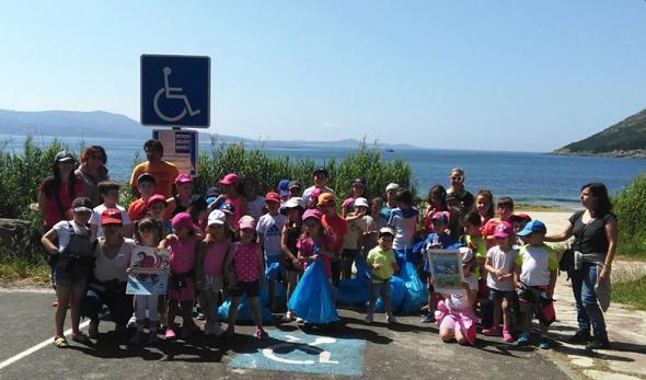 Limpeza da Praia san Francisco polos nenos do CEIP Louro e Concello de Muros Limpeza da Praia san Francisco polos nenos do CEIP Louro e Concello de Muros