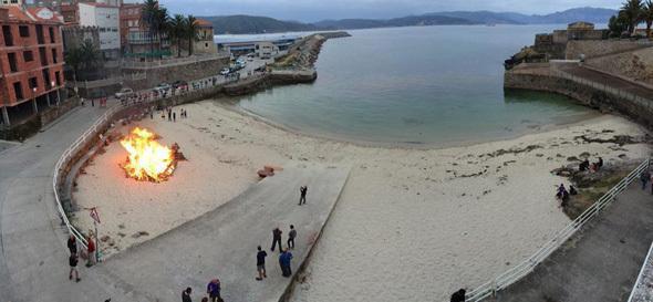 Roberto Traba armou a Lumarada na praia da Ribeira de Fisterra-Foto-Jose Unsia Roberto Traba armou a Lumarada na praia da Ribeira de Fisterra-Foto-Jose Unsia