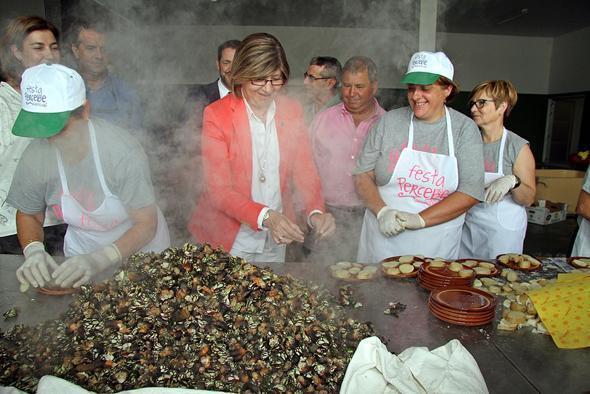 A conselleira de Mar meteuse Na cocina da Festa do Percebe do Roncudo A conselleira de Mar meteuse Na cocina da Festa do Percebe do Roncudo