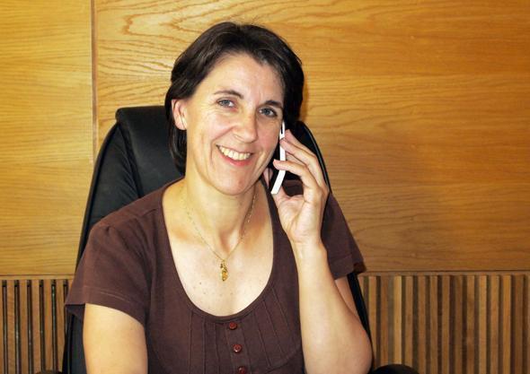 Maria Xose Alfonso pegada ao telefono como alcaldesa de Muros Maria Xose Alfonso pegada ao telefono como alcaldesa de Muros