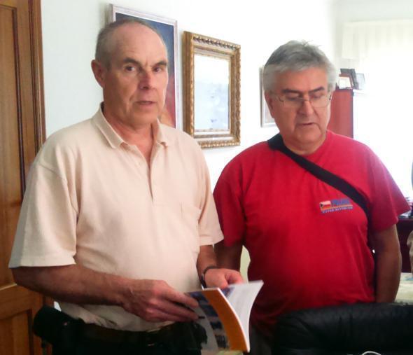 Xan Fernandez Carrera e Xose Maria Lema Suarez prestaron libros da SEMESCOM a Muxia Xan Fernandez Carrera e Xose Maria Lema Suarez prestaron libros da SEMESCOM a Muxia