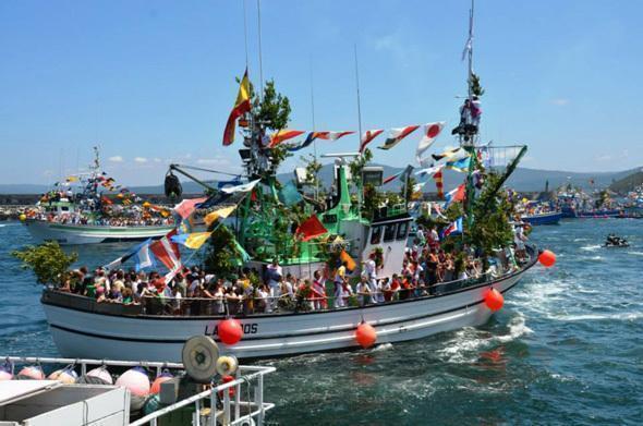 Barcos ateigados de xentes na procesion maritima do Carme en Muxia-Foto-Anxo Castro Barcos ateigados de xentes na procesion maritima do Carme en Muxia-Foto-Anxo Castro