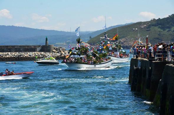 Os barcos de Camarinas entrando en Muxia na procesion maritima do Carme-Foto-Anxo Castro Os barcos de Camarinas entrando en Muxia na procesion maritima do Carme-Foto-Anxo Castro