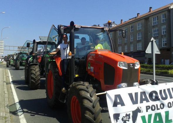 Un tractor de Mazaricos lidera a tractorada de Compostela do sector lácteo
