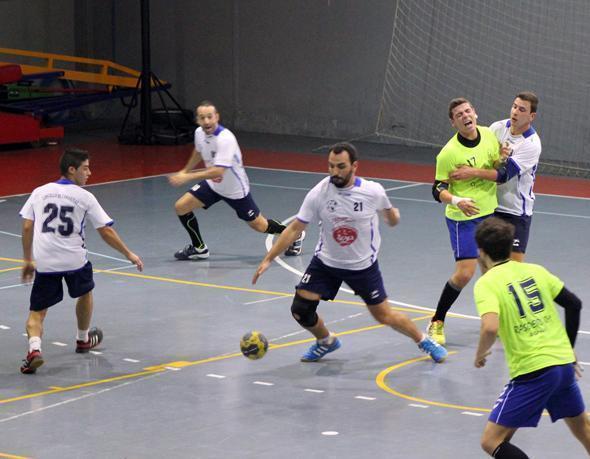 Choque do BM Camariñas ante o Rasoeiro en pretemporada-Foto-Rosario Gondar