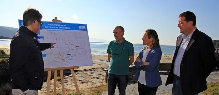 Un técnico de Augas explica a José Marcote, Ethel Vázquez e José Traba a estrutura do saneamento de Sardiñeiro