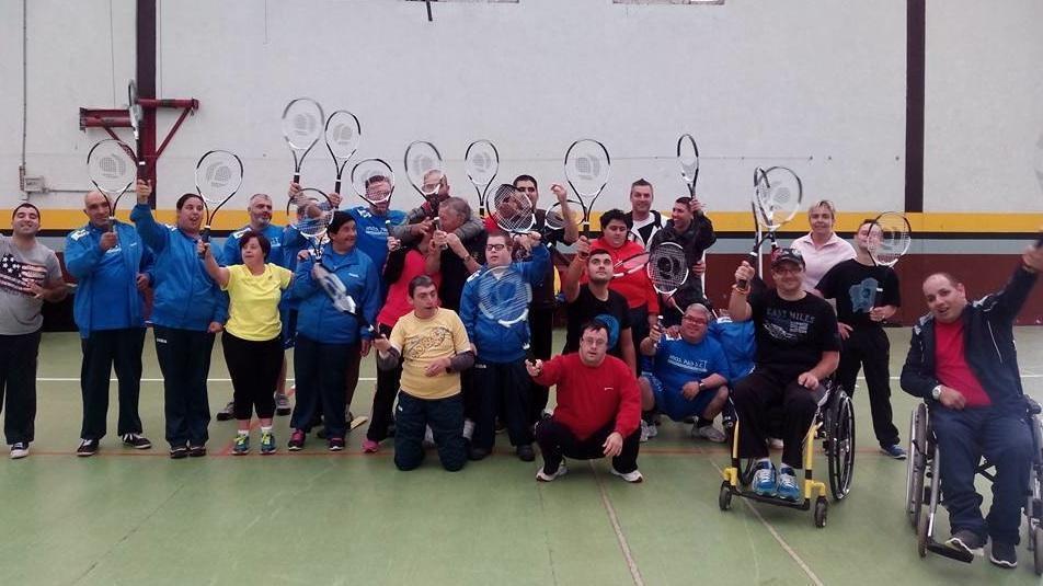 Equipo completo de tenis da familia Adisbismur