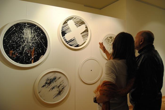 Exposición, no marco do FIOT, da exposición Versión Orixinal de Mon Lendoiro, Eva Facal e Laura Tova
