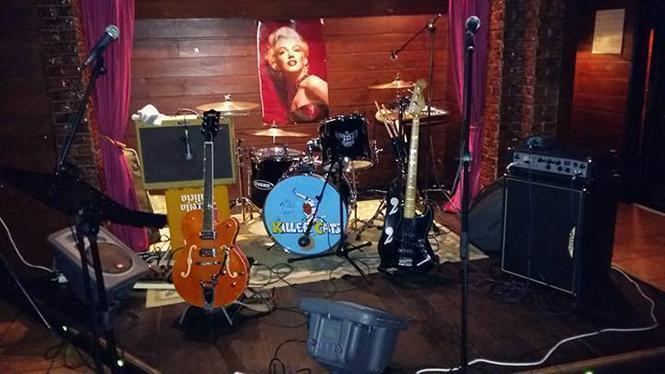 A banda rockabilly Killer Cats actúa no Live in Cances