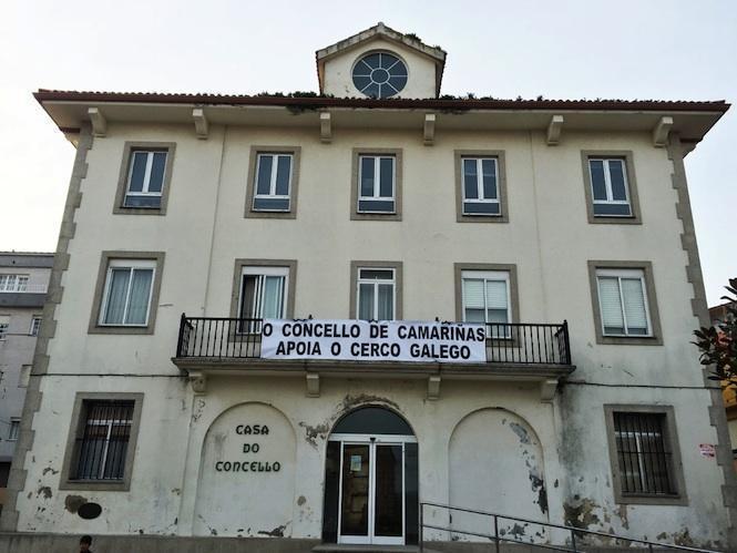 A Casa do Concello de Camarinas loce unha pancata de apoio ao cerco galego