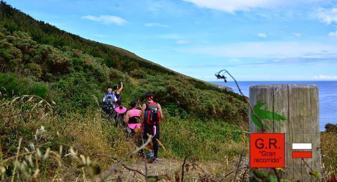 Esperamos ver pronto os símbolos da sinalización dos Sendeiros de Gran Percorriso GR nos postes do Camiño dos Faros