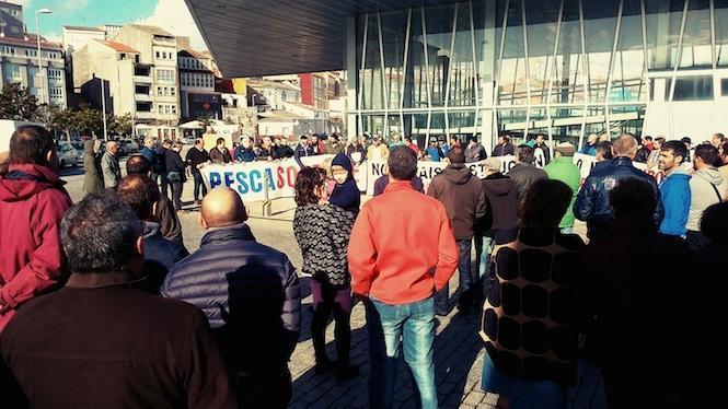 Mareas de xente apoiando a mobilizacion pola pesca de baixura no porto de Fisterra
