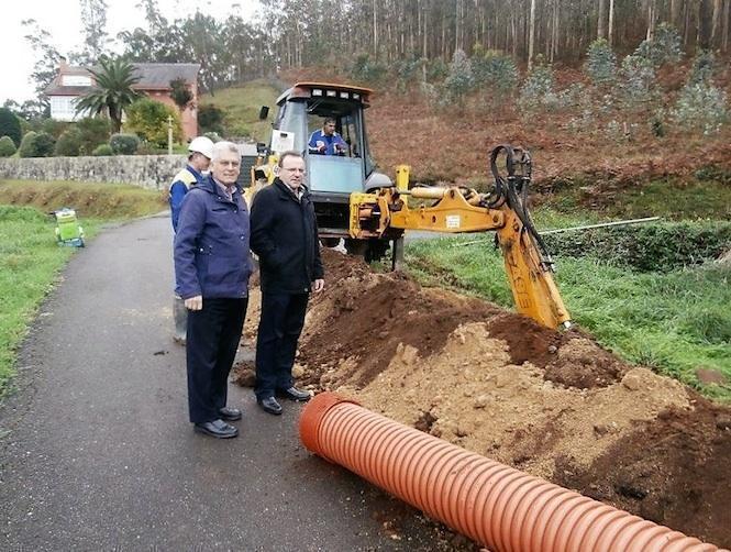 Concelleiro e alcalde visitando as obras de saneamento no Vilar-Malpica