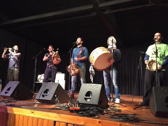 Os integrantes Do Fondo do Peto animaron coas súas cancións máis tradicionais