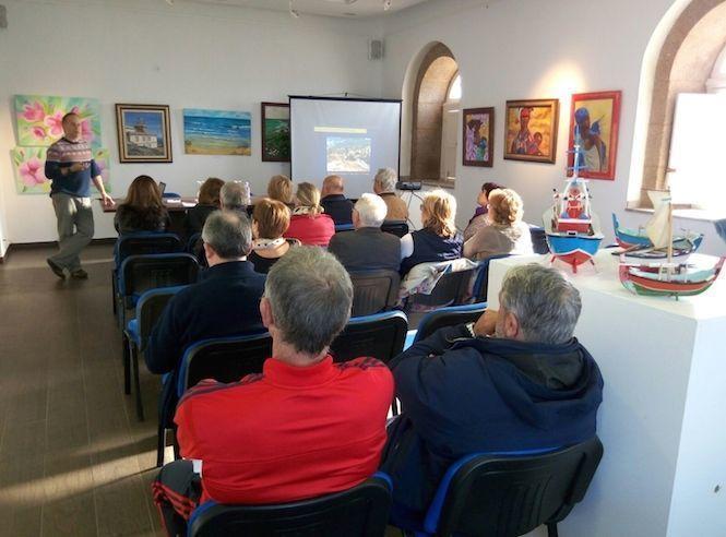 Charla sobre algas del biologo Alfredo Veiga no Faro Vilán