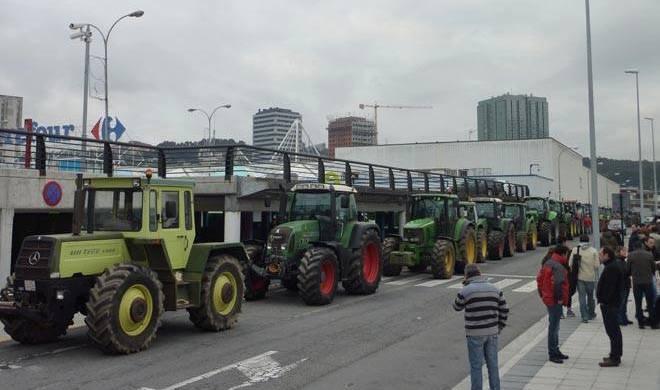 Gandeiros do pais bloqueando o Carrefour da Coruna-Foto-Campo Galego