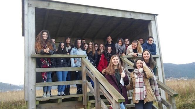 Grupo de estudantes de Turismo da UDC no miradoiro de aves de Traba