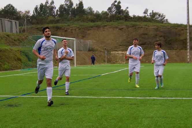 Adrian celebra o tanto de penalti para o Montelouro contra Os Miudos-Foto-UD