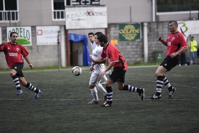 Alberto Vía marcou o gol do Soneira. Foto: Óscar