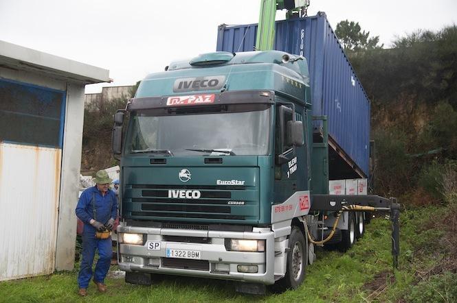 Non foi doado a extracción do contedor da rúa Mixirica de Fisterra-Foto-Darío Gómez