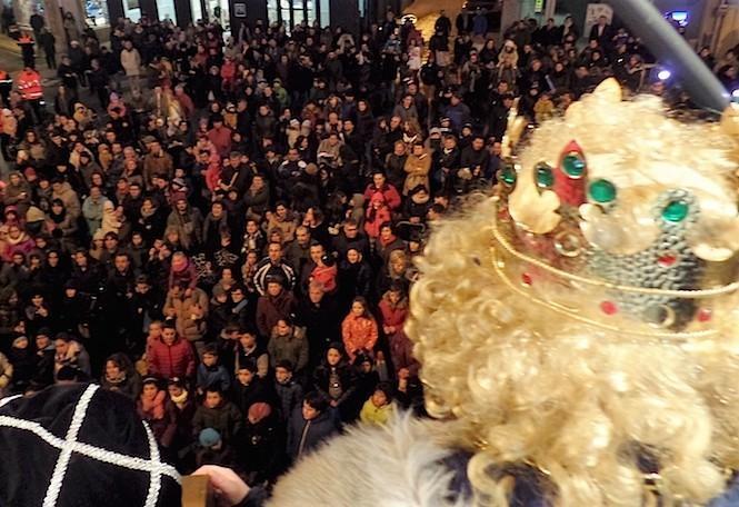 A praza de Malpica ateigada para escoitar aos Reis Magos dende o balcón