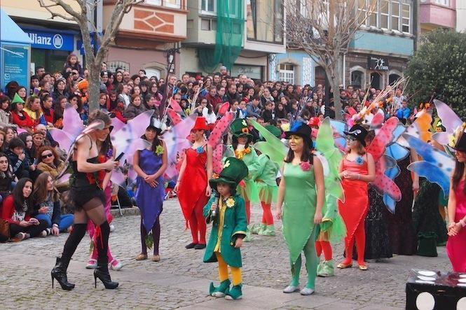 A praza da Constitucion ateigada para o Entroido de Fisterra en 2013