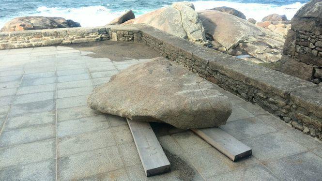 O anaco da Pedra de Abalar fica ao caron do Santuario