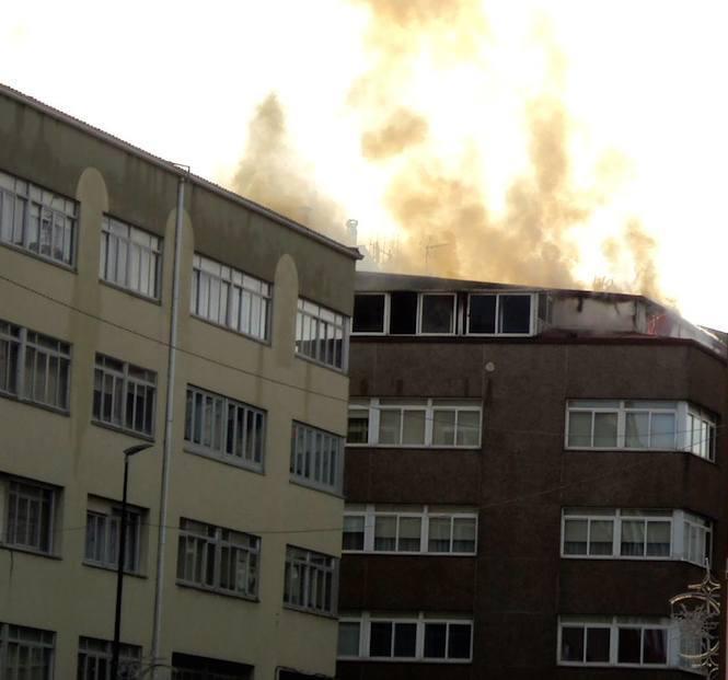 Un incendio obriga a desaloxar un edificio da rúa da Estrela de Carballo