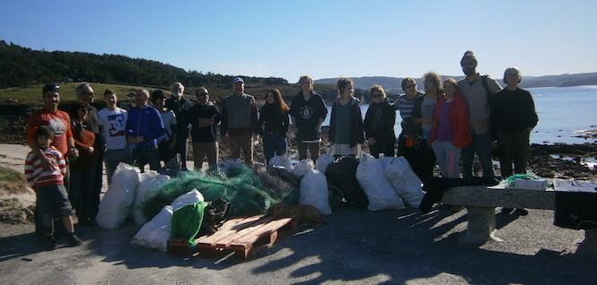 Voluntarios con Mar de Fabula limpando a Area do Lago-Camarinas