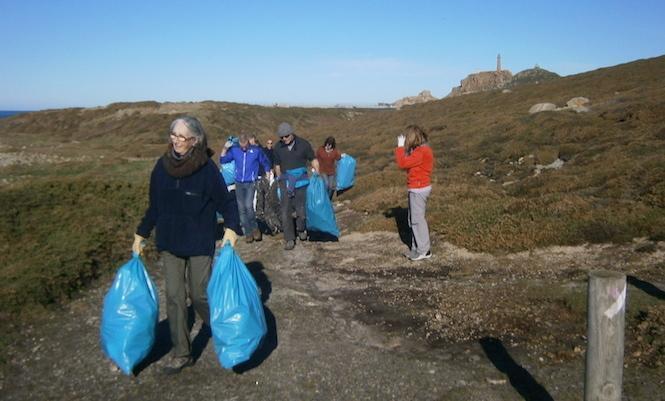 Voluntarios con Mar de Fabula limpando a Punta do Corno-Cabo Vilan-Camarinas 2