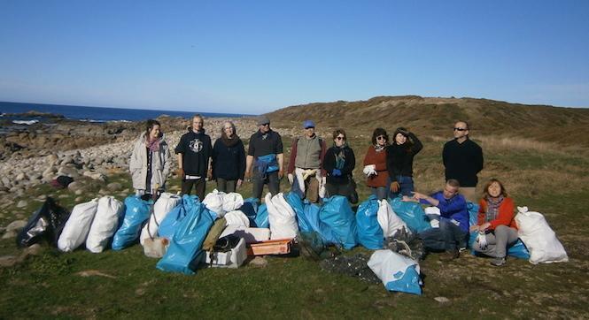 Voluntarios con Mar de Fabula limpando a Punta do Corno-Cabo Vilan-Camarinas 2
