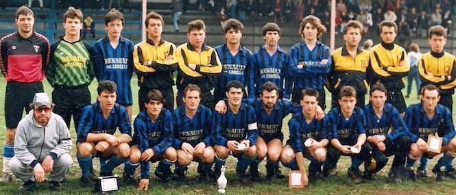 Foto de Suso Castro do primeiro título do Cabana S.D., campión da Liga de 1ª Rex. 89-90.