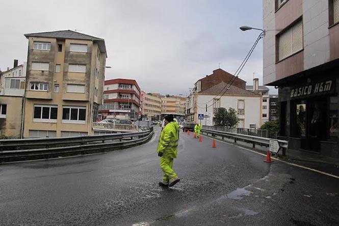 Durante parte da maña de onte cortouse un dos carris da ponte de Baio