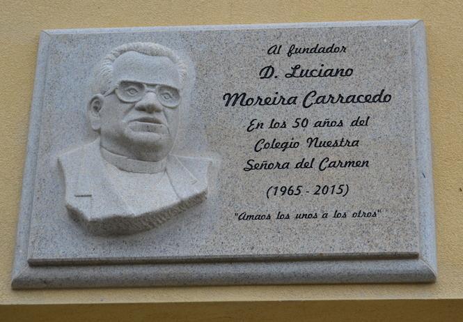 A Placa a Don Luciano Moreira en Fisterra