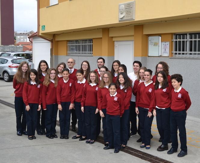 O coro de Nuestra Senora do Carme de Fisterra coa placa a Don Luciano