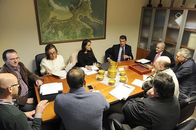A conselleira reuniuse cos alcaldes da zona e con representantes de Autos Vázquez