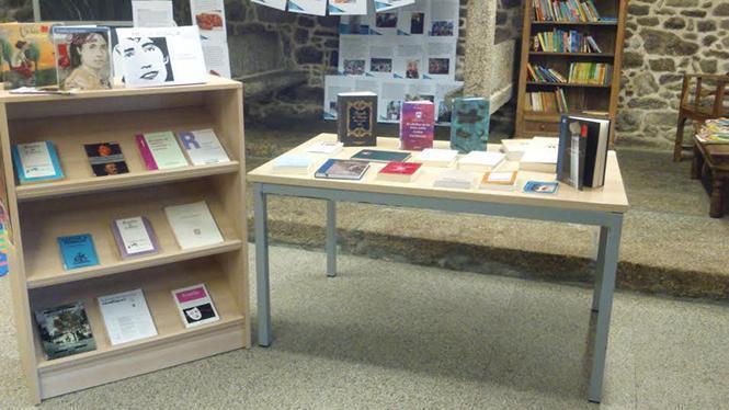 Na biblioteca habilitouse un espazo no que se mostran todas as recomendacións sobre a autora