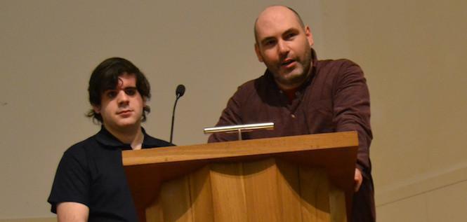 José Antonio España (dereita.) e o tamén coordinador Jonathan Barral (Esq.) no acto inaugural da gala de Radio CampUSCulturae
