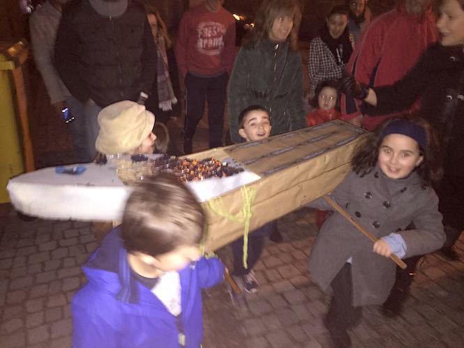 Os peques de Corcubion levando a sardina ao nicho