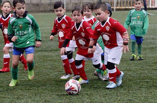 Imaxe dun choque dos peques de Sofan e Coristanco