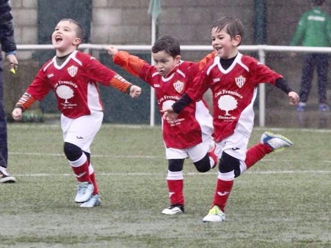 Peques do Sofan celebrando un golazo