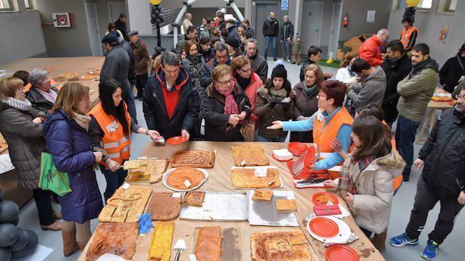 Puzzle de empanada solidaria en Muros-Foto-Xose Sendon