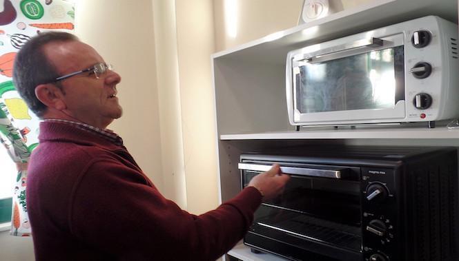O alcalde inaugurando a Aula de Cocina do CEIP Milladoiro de Malpica