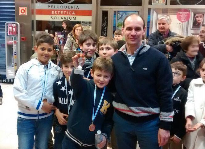 Alguns dos campions do Torneo de Xadrez do CCFinisterrae con Pablo Mira