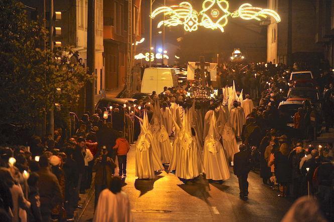 Unha procesion de Semana Santa de Fisterra